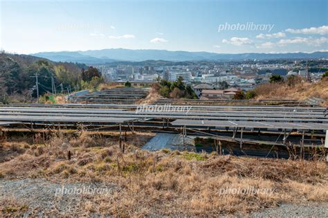 日本の住宅空き地に設置されたソーラーパネル 写真素材 7020865 フォトライブラリー Photolibrary