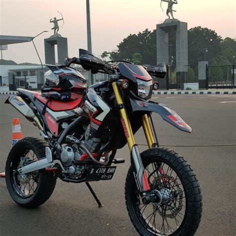 Honda CRF250 Rally Kena Modifikasi Total Jadi Supermoto Berbaju