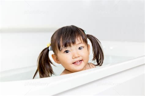 一人でお風呂に入る幼い女の子 写真素材 [ 5151063 ] フォトライブラリー Photolibrary