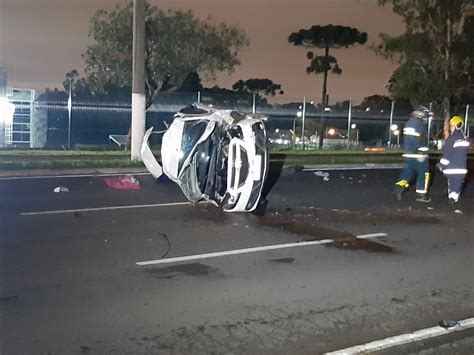 Jovem é ejetada de carro e morre em acidente na Rodovia do Xisto