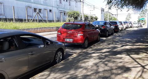 Fila quilométrica de carros se forma em drive thru de vacina contra a