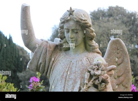 Statue Of Angels In Penzance Cemetery Stock Photo Alamy