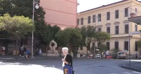 Salerno Degrado E Incuria A Piazza Bolognini Residenti Esasperati