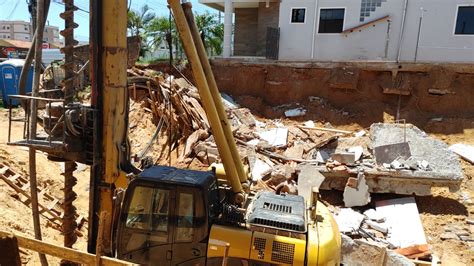 Muro de contenção desaba em obra e interdita casa vizinha em Florianópolis