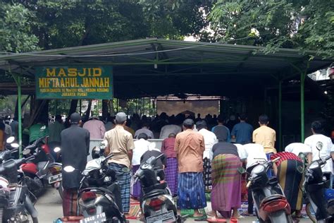 Warga Kelurahan Kebon Kosong Jakarta Pusat Salat Jumat Saat PSBB