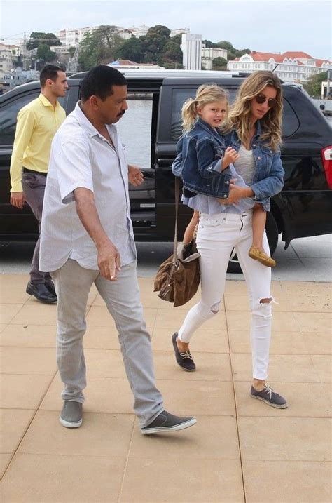 Gisele Bündchen passeia os filhos em museu no Rio Gisele bündchen