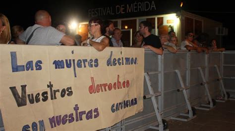 Manifestantes Claman Contra El Derroche De Dinero De Los Ceres M S