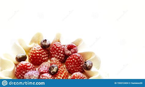 Fresas Y Torta Poner Crema Fresca De Los Ar Ndanos Aislada En El Fondo