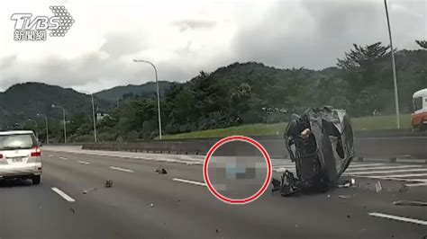 新聞 悚！未繫安全帶 國道猛翻滾駕駛彈飛車外 看板 Car 批踢踢實業坊