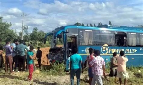 Another Accident On Bengaluru Mysuru Expressway Ksrtc Bus Conductor Killed