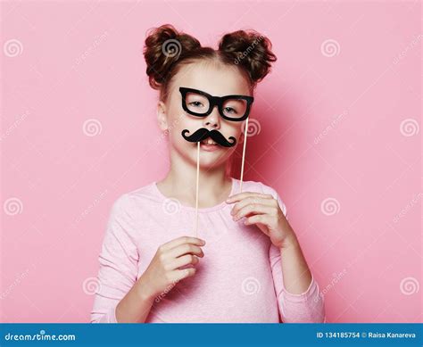 Actitud De La Muchacha Con Los Vidrios Y El Bigote De Los Apoyos De La Cabina De La Foto Foto De