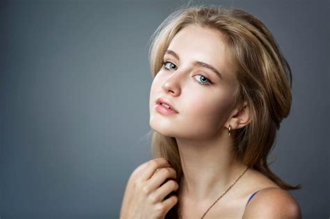 Sensual Retrato De Una Hermosa Adolescente Fondo Gris Espacio Para