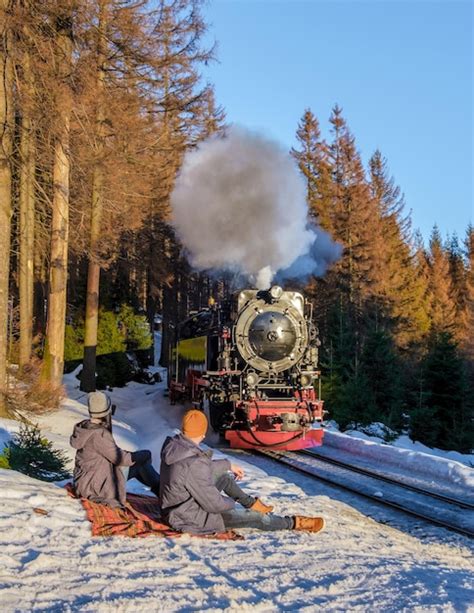 Pareja De Hombres Y Mujeres Viendo El Tren De Vapor Durante El Invierno