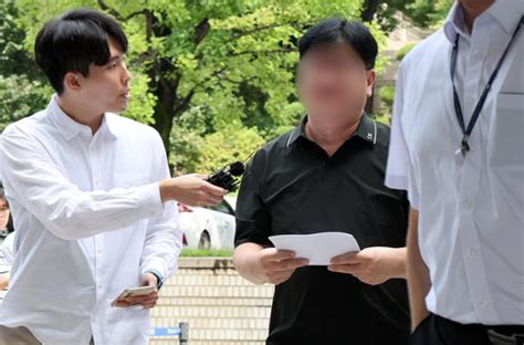 1300억 빼돌린 은행 부장 부인 시켜 김치통에 4억 감췄다 한국일보