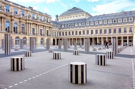 Paris Les Deux Plateaux grandeur et misère des colonnes de Buren au