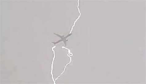 Video L Potente Rayo Impacta Avión En Pleno Vuelo En Islandia Diario El Mundo