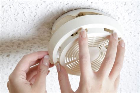 Reasons Your Smoke Detector Is Blinking Red Fix Fix It Wired