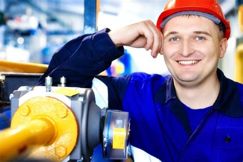 Este é o retrato do trabalhador em capacete e roupas engenheiro