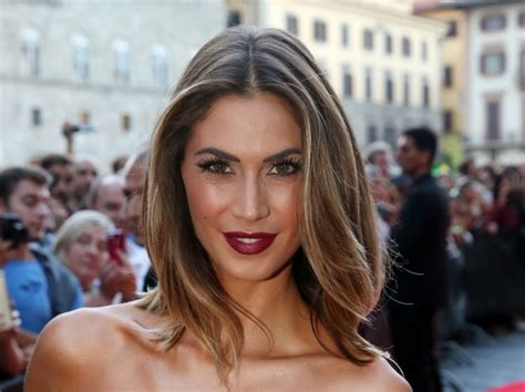 Melissa Satta capelli le acconciature più belle con shatush e onde