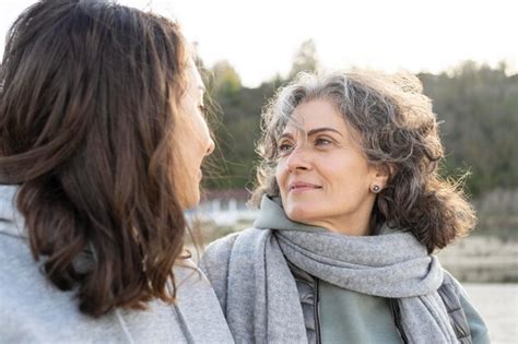 Mère Et Fille Se Regardant Dans Les Yeux Lors D un Moment De Complicité