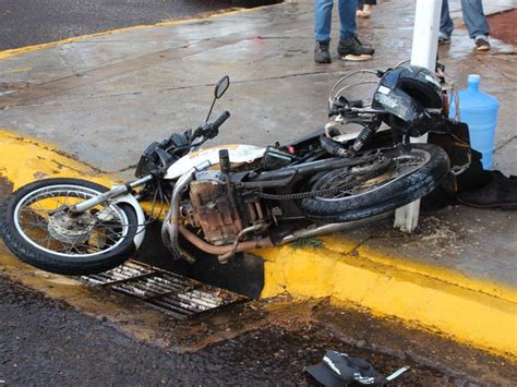 G Motociclista Sofre Fratura Exposta Ap S Acidente Ve Culos Em