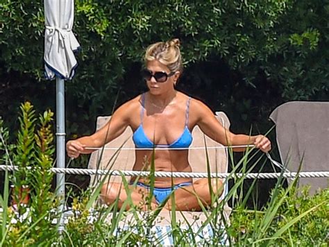 Jennifer Aniston In Bikini Relaxes By The Pool In Portofino 07 22