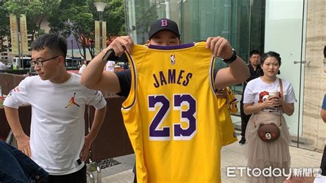 影／nba上海賽開打前 陸球迷怒撕7萬元門票：球迷先是中國人 Ettoday大陸新聞 Ettoday新聞雲