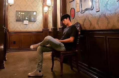 Ide Padu Padan Black T Shirt Ala Kim Soo Hyun Comfy Abis