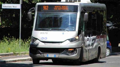 Paura Sui Mezzi Atac Autobus Viaggia Con Lo Sportello Aperto A Monte Mario