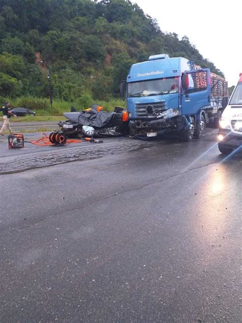 Acidente entre carro e caminhão deixa três mortos em Magé JORNAL O