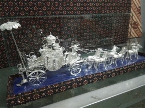 Miniatur Kereta Kencana Perak Keindahan Dalam Ukiran Perak MUSHIKU