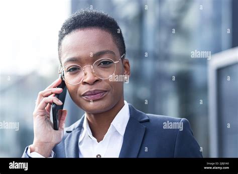 Close-up photo portrait of a young business woman, African American ...