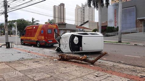 Condutor Perde Dire O E Carro Tomba No Mesmo Cruzamento De Acidente