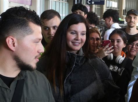 Lana Del Rey Chega Ao Brasil E F S A Recebem No Aeroporto Do Rio De