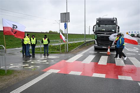 Rolnicy Zablokowali Przej Cia Graniczne Z Ukrain Radiomaryja Pl