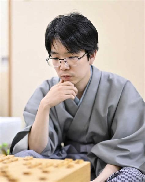 初防衛記念の花束を手にする藤井聡太名人（撮影・我満 晴朗） ― スポニチ Sponichi Annex 芸能