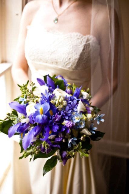 23 Amazing Ideas To Incorporate Irises Into Your Wedding