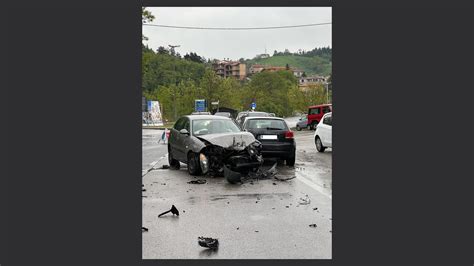 Incidente A Fiorentino Illesi I Conducenti Danni Ingenti Alle Auto