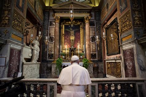 El papa Francisco salió del Vaticano para rezar ante el crucifijo de la