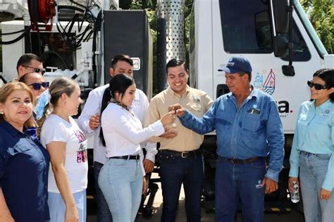 Ana Karen Val entrega llaves de camión vactor para mejorar servicio de