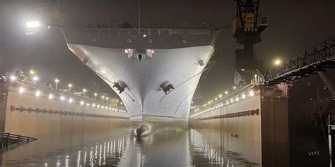 The impressive entry into dry dock of the aircraft carrier USS Essex in ...