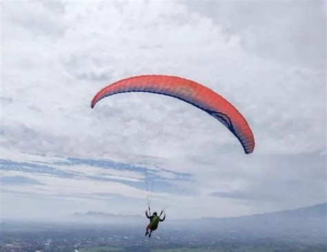 Obyek Wisata Paralayang Majalengka Uji Adrenalin Terbang Melayang Di