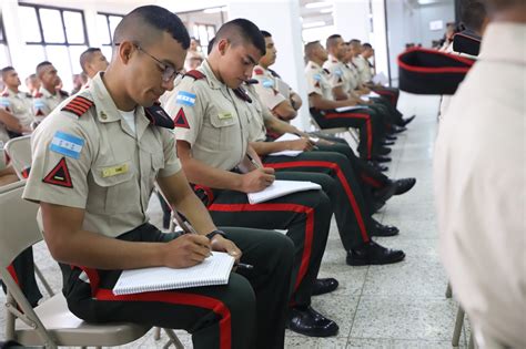 CURSO BÁSICO Y SUPERIOR DE DD HH Y DIH A OFICIALES DEL CURSO COMANDO Y