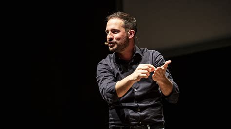 Filippo Caccamo Sul Palco Del Teatro Nuovo Con Il Suo Nuovo Spettacolo