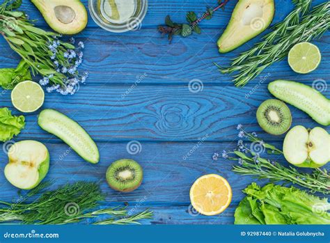 Legumes Frescos Verdes Em Uma Tabela De Madeira Azul Vista Superior