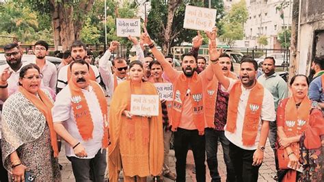 Police Detain 18 BJP Workers Protesting Outside Congress Bhavan Pune