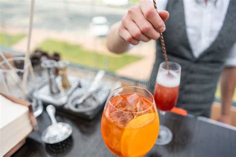 Il Barista Fa Il Cocktail Aperol Spritz Vetro Appannato Fuoco Selettivo Bevanda Alcolica Basata