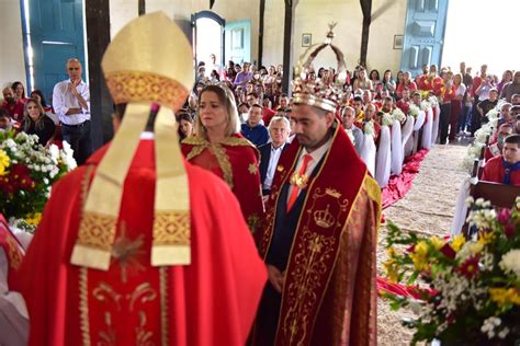 Em Pilar de Goiás o governador Ronaldo Caiado acompanha missa que