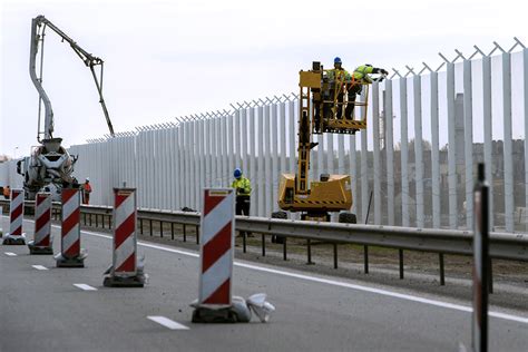 Kerítés építése Calaisnál 2015 májusában Fotó Philippe Huguen AFP