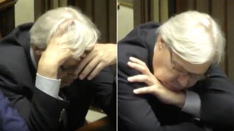 Vittorio Sgarbi Crolla Dal Sonno Durante I Funerali Di Napolitano LA7